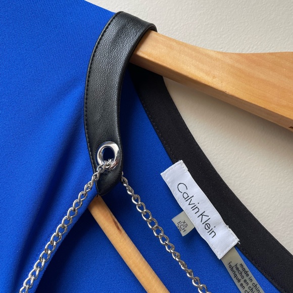 NWOT Calvin Klein Woman’s Royal blue roll up sleeve button top with chain - Picture 4 of 11